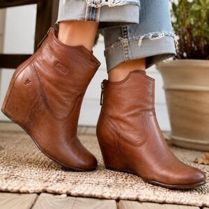 Frye Wedge Ankle Boots Brown Leather Size 7.5 Cognac Booties Back Zip